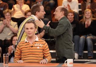 Bernhard Hoëcker (r.) und Wigald Boning (l.) beglückwünschen sich zur richtigen Beantwortung einer Zuschauerfrage, über die Ralf Schmitz (M.) offenbar noch nachdenkt... © Sat.1