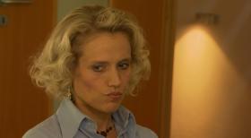 Schicksale - und plötzlich ist alles anders - Ein Leben im Luxus und gleichzeitig in totaler Verzweiflung: Anwaltsehefrau Saskia Meerfeld ist innerlich zerrissen. Die 37-jährige führt nach außen hin ein glückliches Leben. Doch tief im Innern beherrscht sie der Drang zum Stehlen ... © SAT.1