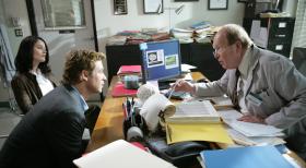 Alex, ein Wissenschaftler im Universitätsinstitut des renommierten Hirnforschers Lewis Stutzer (John Aylward, r.), wird mit Blausäure vergiftet und stirbt. Teresa (Robin Tunney, l.) und Patrick (Simon Baker, M.) ermitteln ... © Warner Bros. Television