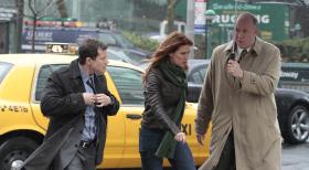 Unforgettable - Versuchen gemeinsam, einen Mordfall aufzudecken: Al Burns (Dylan Walsh, l.), Carrie Wells (Poppy Montgomery, M.) und Mike Costello (Michael Gaston, r.) ... © Sony Pictures Television Inc. All Rights Reserved.