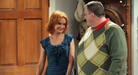 Mike & Molly - Mollys Mutter Joyce (Swoosie Kurtz, l.) versucht Mike (Billy Gardell, r.) bei Laune zu halten, denn Molly ist durch einen ganz speziellen Erkältungssaft eingeschlafen, obwohl ihr erstes Date mit Mike ansteht ... © 2010 CBS Broadcasting Inc. All Rights Reserved.