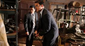 Ermitteln in einem neuen Fall: Wayne (Owain Yeoman, r.) und Kimball (Tim Kang, l.) ... © Warner Bros. Television