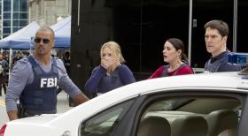 Criminal Minds - Das komplette BAU-Team wird zu einem Banküberfall in Washington D.C gerufen. Morgan (Shemar Moore, l.), JJ (AJ Cook, 2.v.l.), Prentiss (Paget Brewster, 2.v.r.) und Hotch (Thomas Gibson, r.) versuchen alles, um die Täter aufzuhalten ... © ABC Studios
