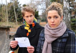 Nina ist schockiert, als sie einen geheimnisvollen Brief erhält, der auf ihre Unschuld hinweist. (v.l.n.r.) Jojo (Bernhard Bozian) und Nina (Maria Wedig) ... © SAT.1