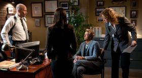 Nachdem Agent Bosco (Terry Kinney, l.) eine Wanze in seinem Büro gefunden hat, die Patrick Jane (Simon Baker, 2.v.r.) dort platziert hat, schlägt er mit der vollen Härte des Gesetzes zurück ... © Warner Bros. Television