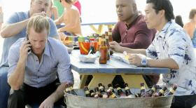 Hawaii Five-0 - Versuchen gemeinsam einen Mann zu stoppen, der droht, einen tödlichen Virus freizulassen: Callen (Chris O'Donnell, hinten l.), Sam (LL Cool J, hinten r.), Chin (Daniel Dae Kim, vorne r.) und Danny (Scott Caan, vorne l.) ... © TM &   CBS Studios Inc. All Rights Reserved.