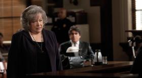 Harry's Law - Harry's (Kathy Bates, l.) Versuch, das Verfahren zu beenden, schlägt fehl. Nun müssen sie und ihr Team alles probieren Eric Sanders (Alfed Molina, r.) so gut wie möglich zu vertreten ... © Warner Bros. Television
