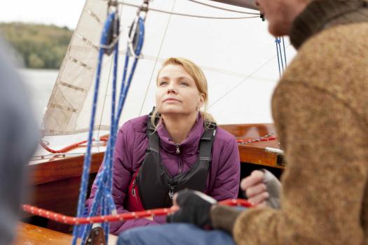 Danni Lowinski - Um die richtige Entscheidung zu treffen, geht Danni (Annette Frier) mit ihren drei Klienten mal eine Runde zum Segeln ... © SAT.1