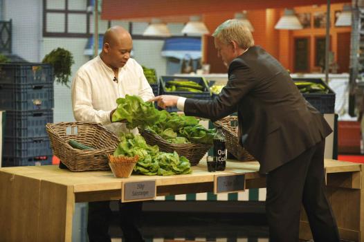 Im großen Allgemeinwissensquiz hat müssen die Kandidaten viele verschiedene Aufgaben meistern. Johannes B. Kerner (r.) moderiert die Show. © SAT.1