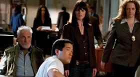 Können nicht glauben, dass Bosco so hart gegen Patrick vorgeht: Teresa (Robin Tunney, 2.v.r.) und Kimball (Tim Kang, 2.v.l.) ... © Warner Bros. Television