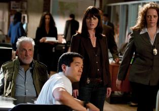 Können nicht glauben, dass Bosco so hart gegen Patrick vorgeht: Teresa (Robin Tunney, 2.v.r.) und Kimball (Tim Kang, 2.v.l.) ... © Warner Bros. Television