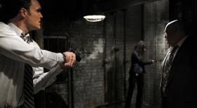 Ermitteln in einem neuen Fall: Wayne (Owain Yeoman, l.), Teresa (Robin Tunney, M.) und J.J. (Pruitt Taylor Vince, r.) ... © Warner Bros. Television