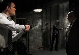 Ermitteln in einem neuen Fall: Wayne (Owain Yeoman, l.), Teresa (Robin Tunney, M.) und J.J. (Pruitt Taylor Vince, r.) ... © Warner Bros. Television