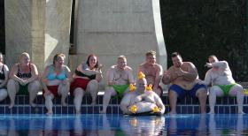 The Biggest Loser - Sagen den Kilos den Kampf an: (v.l.n.r.) Julia, Barbara, Jeannette, Piero, Stefan, Philipp, Sezer und Paride ... © Enrique Cano SAT.1