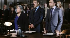 Harry's Law - Arbeiten an einem neuen Fall: Adam (Nathan Corddry, r.), Oliver (Mark Valley, M.) und Harry (Kathy Bates, l.) ... © Warner Bros. Television