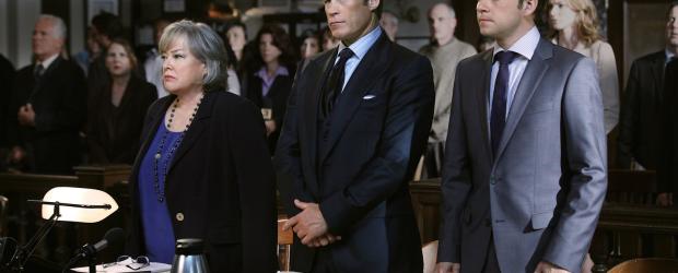 Harry's Law - Arbeiten an einem neuen Fall: Adam (Nathan Corddry, r.), Oliver (Mark Valley, M.) und Harry (Kathy Bates, l.) ... © Warner Bros. Television Harry's Law - Arbeiten an einem neuen Fall: Adam (Nathan Corddry, r.), Oliver (Mark Valley, M.) und Harry (Kathy Bates, l.) ... © Warner Bros. Television