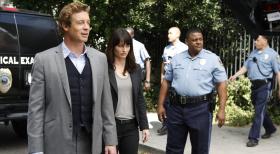 Der geniale Mathematiker Noah Valiquette wird Zeugenaussagen zufolge von einem Clown erschossen, der ihm einen Zeigefinger abschneidet und flieht. Patrick (Simon Baker, l.) und Teresa (Robin Tunney, M.) ermitteln ... © Warner Brothers