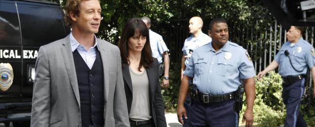 Der geniale Mathematiker Noah Valiquette wird Zeugenaussagen zufolge von einem Clown erschossen, der ihm einen Zeigefinger abschneidet und flieht. Patrick (Simon Baker, l.) und Teresa (Robin Tunney, M.) ermitteln ... © Warner Brothers Der geniale Mathematiker Noah Valiquette wird Zeugenaussagen zufolge von einem Clown erschossen, der ihm einen Zeigefinger abschneidet und flieht. Patrick (Simon Baker, l.) und Teresa (Robin Tunney, M.) ermitteln ... © Warner Brothers