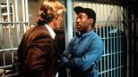 Der raubeinige Cop Jack Cates (Nick Nolte, l.) will den ausgeflippten Reggie (Eddie Murphy, r.) aus dem Knast holen, doch der ist zunächst gar nicht begeistert und stellt sich quer ... © Paramount Pictures Der raubeinige Cop Jack Cates (Nick Nolte, l.) will den ausgeflippten Reggie (Eddie Murphy, r.) aus dem Knast holen, doch der ist zunächst gar nicht begeistert und stellt sich quer ... © Paramount Pictures
