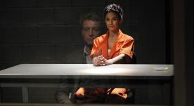 The Mentalist - Während Patrick (Simon Baker, l.) versucht, die Verbindung zwischen Lorelei (Emmanuelle Chiquri, r.) und Red John zu entschlüsseln, sieht sich das CBI-Team gezwungen, in einem Mordfall mit dem FBI zusammenzuarbeiten ... © Warner Bros. Television