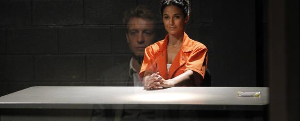 Während Patrick (Simon Baker, l.) versucht, die Verbindung zwischen Lorelei (Emmanuelle Chiquri, r.) und Red John zu entschlüsseln, sieht sich das CBI-Team gezwungen, in einem Mordfall mit dem FBI zusammenzuarbeiten ... © Warner Bros. Television Während Patrick (Simon Baker, l.) versucht, die Verbindung zwischen Lorelei (Emmanuelle Chiquri, r.) und Red John zu entschlüsseln, sieht sich das CBI-Team gezwungen, in einem Mordfall mit dem FBI zusammenzuarbeiten ... © Warner Bros. Television