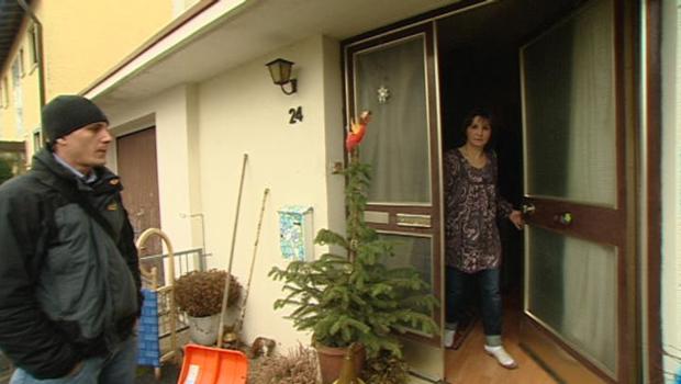 Schluss, aus, raus! Vom Kampf gegen Mietpreller: Jan Welsch (l.) stellt Frau W. (r.) zur Rede ... © SAT.1