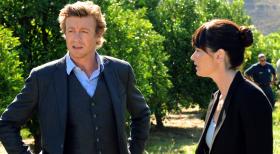In einer Obstplantage werden die Leichen gefunden: Teresa (Robin Tunney, r.) und Patrick (Simon Baker, l.) beginnen mit den Ermittlungen ... © Warner Bros. Television