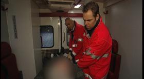 Einsatz auf der Reeperbahn: Die Hilfe der Rettungsassitenten ist am Wochenende ununterbrochen gefragt. Stark alkoholisierte Partygänger und Opfer von Schlägereien werden im Krankenwagen behandelt und oft gleich wieder entlassen. © Sat.1