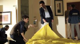 Criminal Minds - Hoffen, am Tatort Hinweise auf den Mörder zu finden: Rossi (Joe Mantegna, M.) und Reid (Matthew Gray Gubler, 2.v.l.) ... © ABC Studios