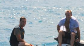 Hawaii Five-0 - Der eigentlich zum Entspannen gedachte Angelausflug von Steve (Alex O'Loughlin, l.) und Danny (Scott Caan, r.) nimmt eine schreckliche Wendung als ihr Boot gekidnappt wird und sie zum Sterben auf hoher See ausgesetzt werden ... © 2012 CBS Broadcasting, Inc. All Rights Reserved.