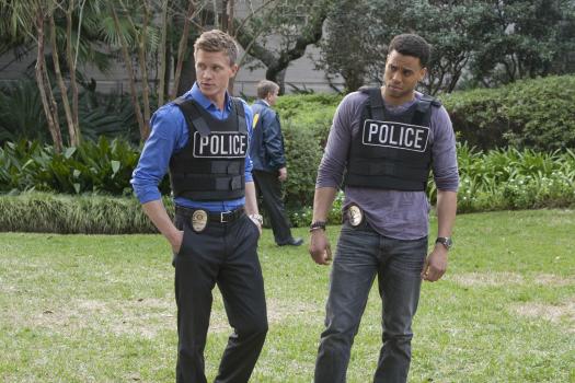 Common Law - Untersuchen eine Reihe von Eibrüchen und machen dabei eine schockierende Entdeckung: Travis (Michael Ealy, l.) und Wes (Warren Kole, r.) ... © 2012 USA Network Media, LLC