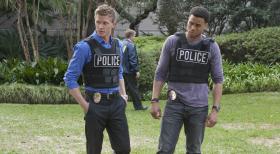 Common Law - Untersuchen eine Reihe von Eibrüchen und machen dabei eine schockierende Entdeckung: Travis (Michael Ealy, l.) und Wes (Warren Kole, r.) ... © 2012 USA Network Media, LLC