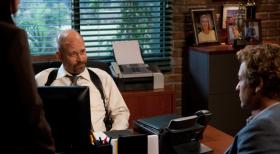 Agent Bosco (Terry Kinney, l.) findet bei einem Routinescan die Wanze, die Patrick Jane (Simon Baker, r.) in seinem Büro platziert hat, um mehr über den Red-John-Fall zu erfahren, der inzwischen in Boscos Händen liegt und schlägt mit der vollen Härte des Gesetzes zurück ... © Warner Bros. Television
