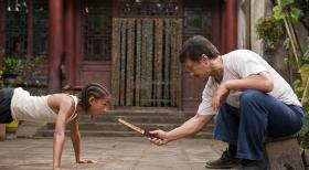 Karate Kid - Schon bald muss Dre (Jaden Smith, l.) erkennen, dass der Hausmeister der Schule, Mr. Han (Jackie Chan, r.), nicht nur ein berühmter Kung-Fu-Meister ist, sondern auch der beste Lehrer für die Vorbereitung auf den Revanchekampf ... © 2010 CPT Holdings, Inc. All Rights Reserved.