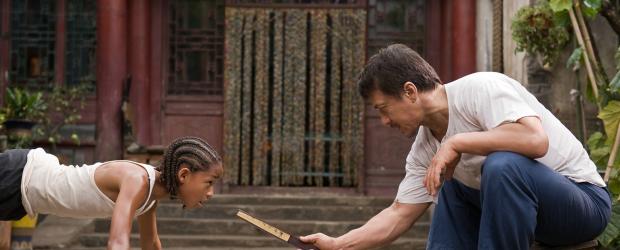 Karate Kid - Schon bald muss Dre (Jaden Smith, l.) erkennen, dass der Hausmeister der Schule, Mr. Han (Jackie Chan, r.), nicht nur ein berühmter Kung-Fu-Meister ist, sondern auch der beste Lehrer für die Vorbereitung auf den Revanchekampf ... © 2010 CPT Holdings, Inc. All Rights Reserved.