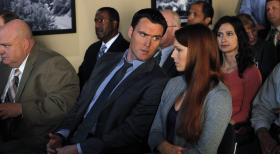 Arbeiten an einem neuen Fall: Wayne (Owain Yeoman, M.) und Grace (Amanda Righetti, r.) ... © Warner Bros. Television