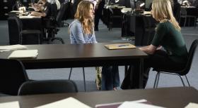 Criminal Minds - Um Hinweise auf den Täter zu finden, spricht Ashley (Rachel Nichols, r.) mit Michelle Weston (Bryn Abbott), der besten Freundin, des letzten Opfers. Doch wird sie ihr weiterhelfen können? © ABC Studios