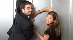 Verzweiflung hinter den Kulissen der Grimmepreis-Verleihung: Bastian (Bastian Pastewka, l.) steckt mit seiner Kollegin Anke (Anke Engelke, r.) im Aufzug fest. Kurzfristig vergeht den befreundeten Schauspielern das Lachen ... © Sat.1