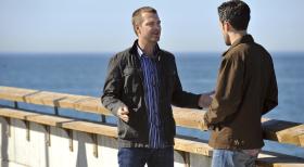 Wird es Callen (Chris O'Donnell, l.) und Sam gelingen, den islamistischen Prediger Safar (Henri Lubatti, r.) in eine Falle zu locken? © CBS Studios Inc. All Rights Reserved.
