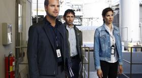 Als eine junge Frau erschossen aufgefunden wird, beginnen die Ermittlungen: Special Agent G. Callen (Chris O'Donnell, l.), Special Agent Kensi Blye (Daniela Ruah, r.) und Max Tyrus (Gregory Sims, M.) ... © CBS Studios Inc. All Rights Reserved.