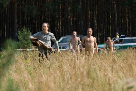 Barfuß bis zum Hals - Auf der Flucht vor der Polizei: Helmut (Martin Brambach, l.) und seine Nudistenfreunde ... © Sat.1