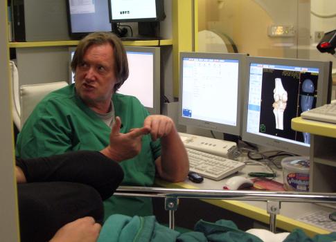Fast jede Talabfahrt endet irgendwann im Aprés-Ski-Getümmel - regelmäßig aber auch auf dem OP-Tisch. Unfallchirurg Dr. Christian Schenk flickt Knochen wie am Fliessband  ... © SAT.1