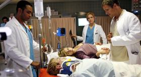 Klinik am Alex - Solomon, Luisa und Stephan kümmern sich um Jan und Jessica, die unbedingt noch vor der OP heiraten wollen. v.l.n.r.: Solomon (Toks Körner), Jan (Florian Sonnefeld), Jessica (Marie Ernestine Worch), Luisa (Jana Voosen), Stephan (Andreas Brucker) © Mosch Sat.1