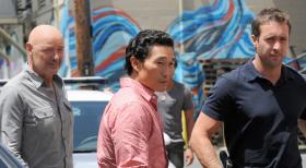 Hawaii Five-0 - Während sich Steve (Alex O'Loughlin, r.) und Joe (Terry O'Quinn, l.) auf den Weg machen, um endlich zu erfahren, wer Shelbourne ist, muss Chin (Daniel Dae Kim, M.) eine schwerwiegende Entscheidung treffen ... © TM &   CBS Studios Inc. All Rights Reserved.