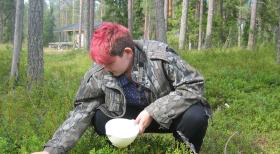 Die strengsten Eltern der Welt - Mitten in der finnischen Wildnis, 50 Kilometer von der nächsten Stadt entfernt. Fier sollen die beiden respektlosen Teenager Soner und Laura (Bild) wieder Regeln lernen. © kabel eins