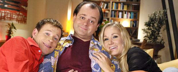 Zu Hause auf ihrem Sofa finden die Drei von der Comedy WG Frieden, Freude und Eierkuchen. Hier machen es sich Mathias Schlung (l.), Markus Majowski (M.) und Janine Kunze (r.) gemütlich, freuen sich auf ihre Show und spielen sich gegenseitig supergemeine Streiche ... © Sat.1 Zu Hause auf ihrem Sofa finden die Drei von der Comedy WG Frieden, Freude und Eierkuchen. Hier machen es sich Mathias Schlung (l.), Markus Majowski (M.) und Janine Kunze (r.) gemütlich, freuen sich auf ihre Show und spielen sich gegenseitig supergemeine Streiche ... © Sat.1