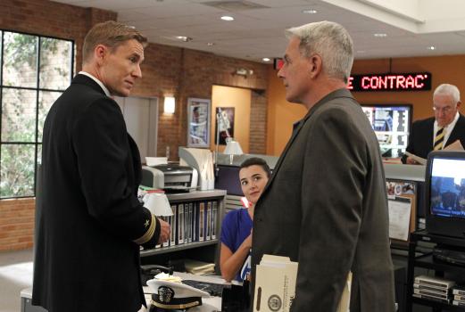 Navy CIS - Ein neuer Fall beschäftigt Ziva (Cote de Pablo, M.), Gibbs (Mark Harmon, r.) und Navy Lieutenant Commander Geoffrey Brett (Brett Tucker, l.) ... © CBS Television