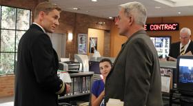 Navy CIS - Ein neuer Fall beschäftigt Ziva (Cote de Pablo, M.), Gibbs (Mark Harmon, r.) und Navy Lieutenant Commander Geoffrey Brett (Brett Tucker, l.) ... © CBS Television
