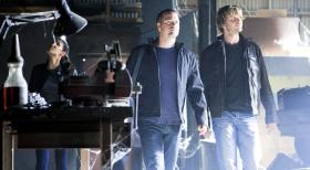 Navy CIS: L.A. - Callen (Chris O'Donnell, M.), Sam, Deeks (Eric Christian Olsen, r.) und Kensi (Daniela Ruah, l.) sind in Rumänien und versuchen Hetty zu unterstützen, die sich mit der Familie Comescu angelegt hat ... © CBS Studios Inc. All Rights Reserved.
