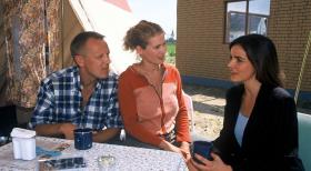 Edel & Starck - Britta (Jeanette Arndt, M.) und Kai Siebert (Frank Leo Schröder, l.) haben den Traum von den eigenen vier Wänden verwirklichen wollen. Doch beim Bau ging so einiges schief. Zeit und Geld werden immer knapper. Sieberts letzte Hoffnung: Sandra Starck (Rebecca Immanuel, r.) © Hardy Spitz Sat.1